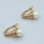 Load image into Gallery viewer, Gold Toned Stud With Pearl