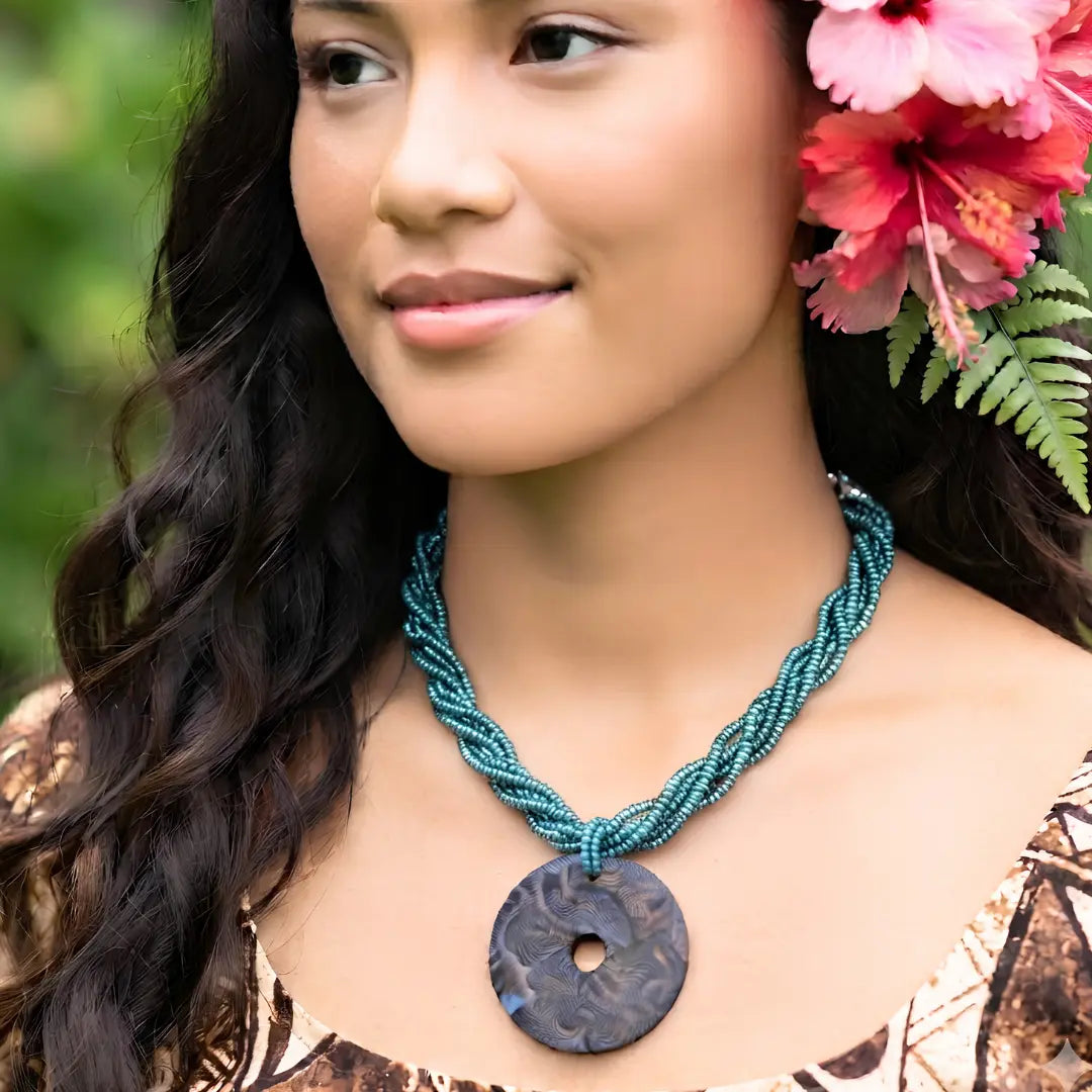 Peacock Green Multicolored Strand Necklace with Round Mother of Pearl Pendant (45cm) – Iridescent Shell Statement Jewelry