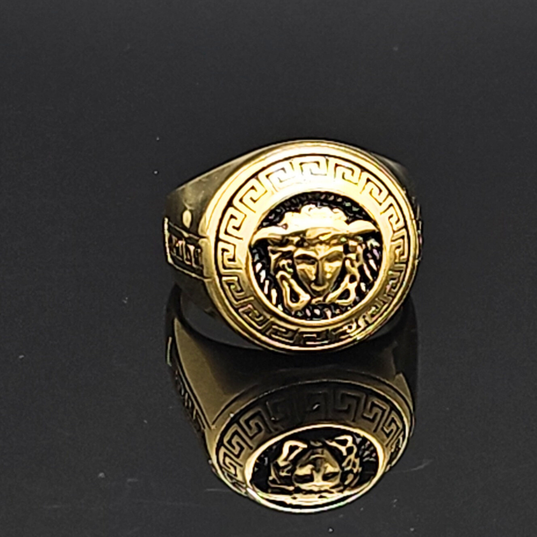 Gold Legendary Face Ring – Iconic Men’s Fashion Accessory