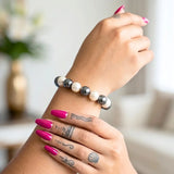 Unisex Hawaiian 12mm Shell Pearl Stretchable Bracelet – Alternating White & Dark Grey Pearl Bead Elastic Wristband for Men and Women
