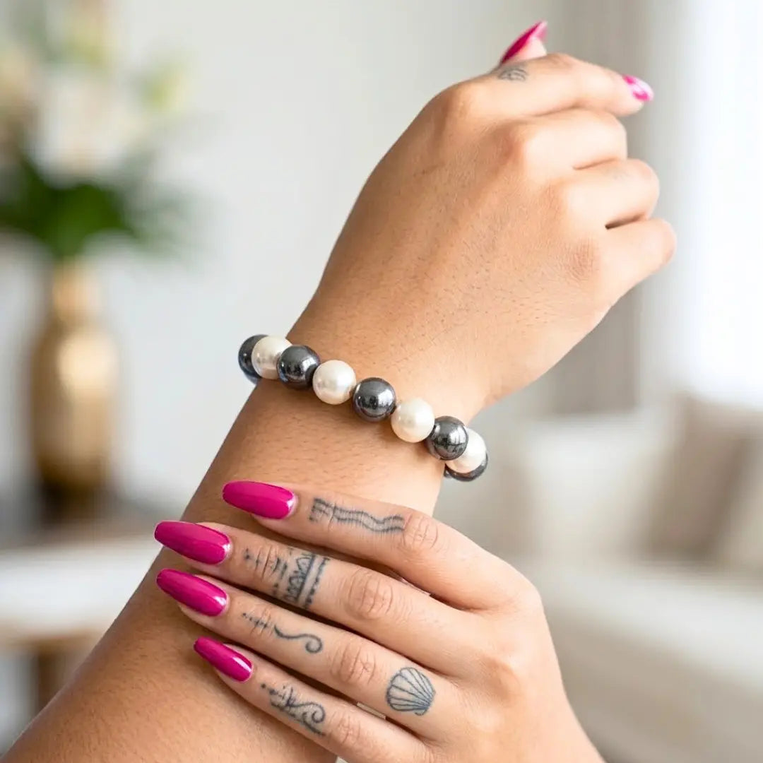Unisex Hawaiian 12mm Shell Pearl Stretchable Bracelet – Alternating White & Dark Grey Pearl Bead Elastic Wristband for Men and Women