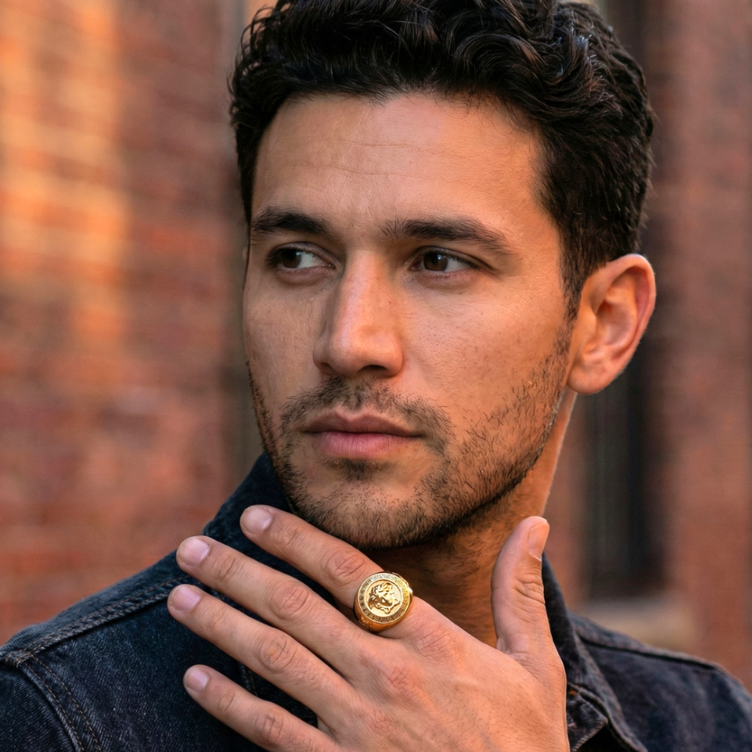 Gold Legendary Face Ring – Iconic Men’s Fashion Accessory