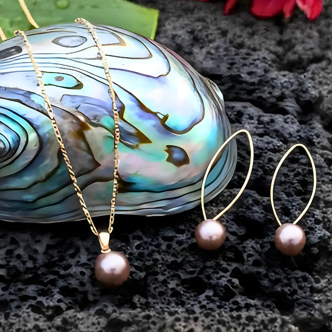 18K Gold Filled Hawaiian Pearl Necklace & Angled Drop Earrings Jewelry Set – 60cm Chain with 12mm Lustrous Island Pearl Pendant & 40mm Statement Earrings for Women