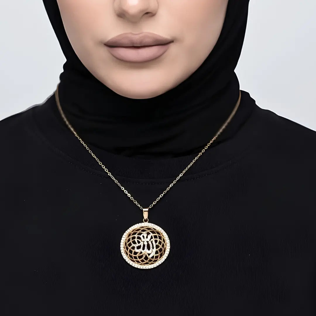 18K Gold Filled Allah Pendant Necklace – 40mm Arabic Calligraphy Geometric Medallion with Pavé Accents & 60cm Delicate Chain for Men & Women