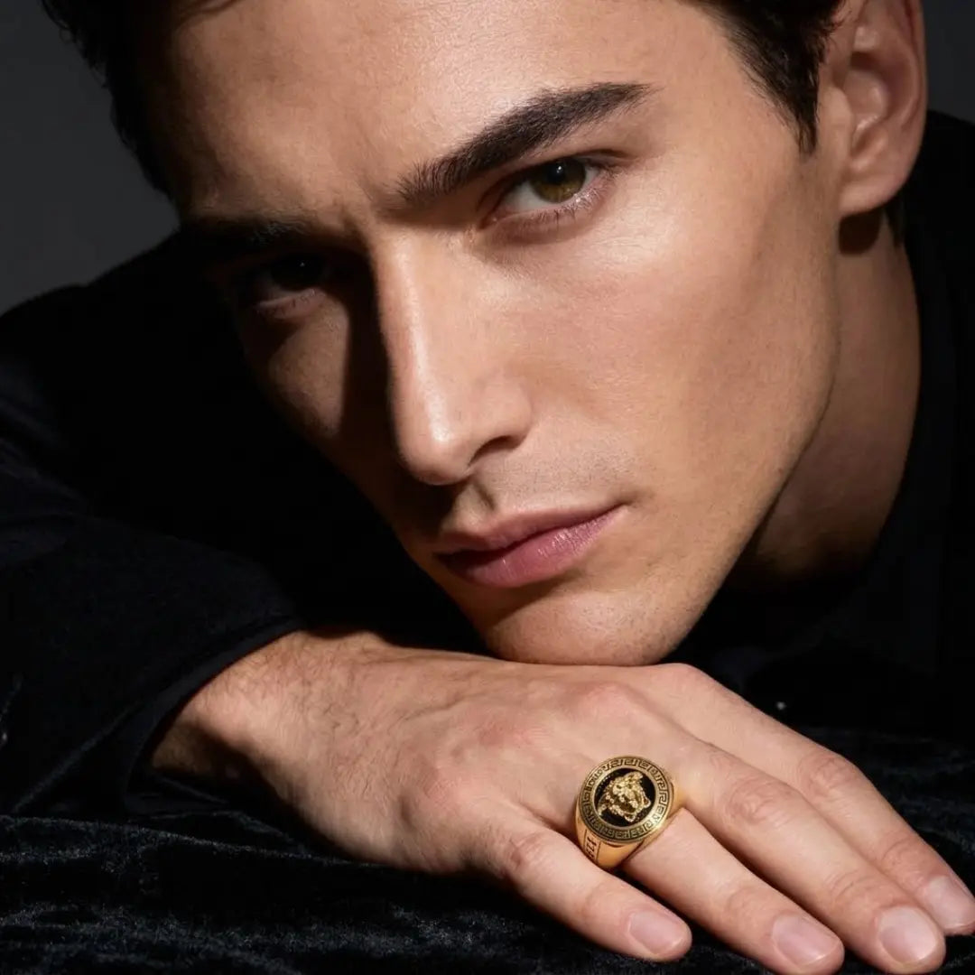 Gold Legendary Face Ring – Iconic Men’s Fashion Accessory