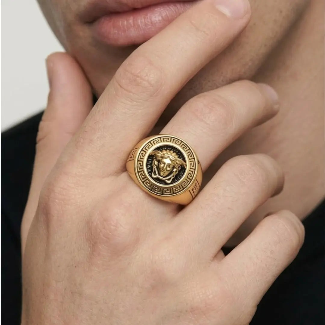 Gold Legendary Face Ring – Iconic Men’s Fashion Accessory