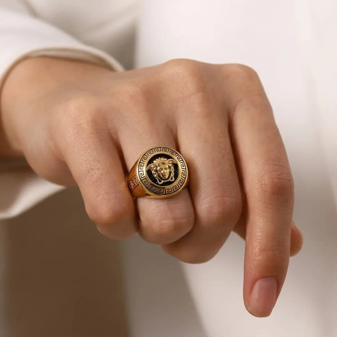 Gold Legendary Face Ring – Iconic Men’s Fashion Accessory