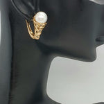 Load image into Gallery viewer, Gold Toned Stud With Pearl
